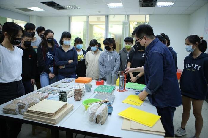 J：提升藝術影響力與文化價值創新(材創系：陶瓷版畫創意製作工作坊)