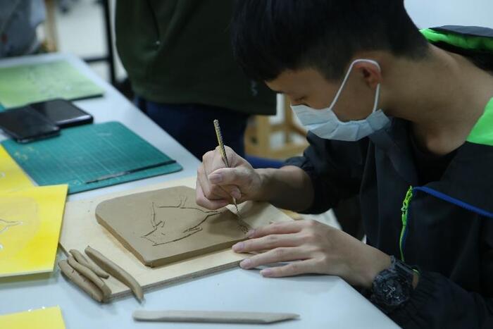 J：提升藝術影響力與文化價值創新(材創系：陶瓷版畫創意製作工作坊)