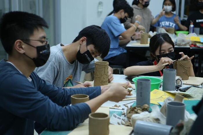 J：提升藝術影響力與文化價值創新(材創系：陶瓷版畫創意製作工作坊)
