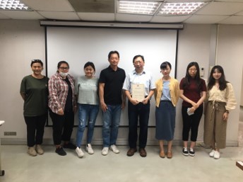 科工館張簡智挺主任與師生合影