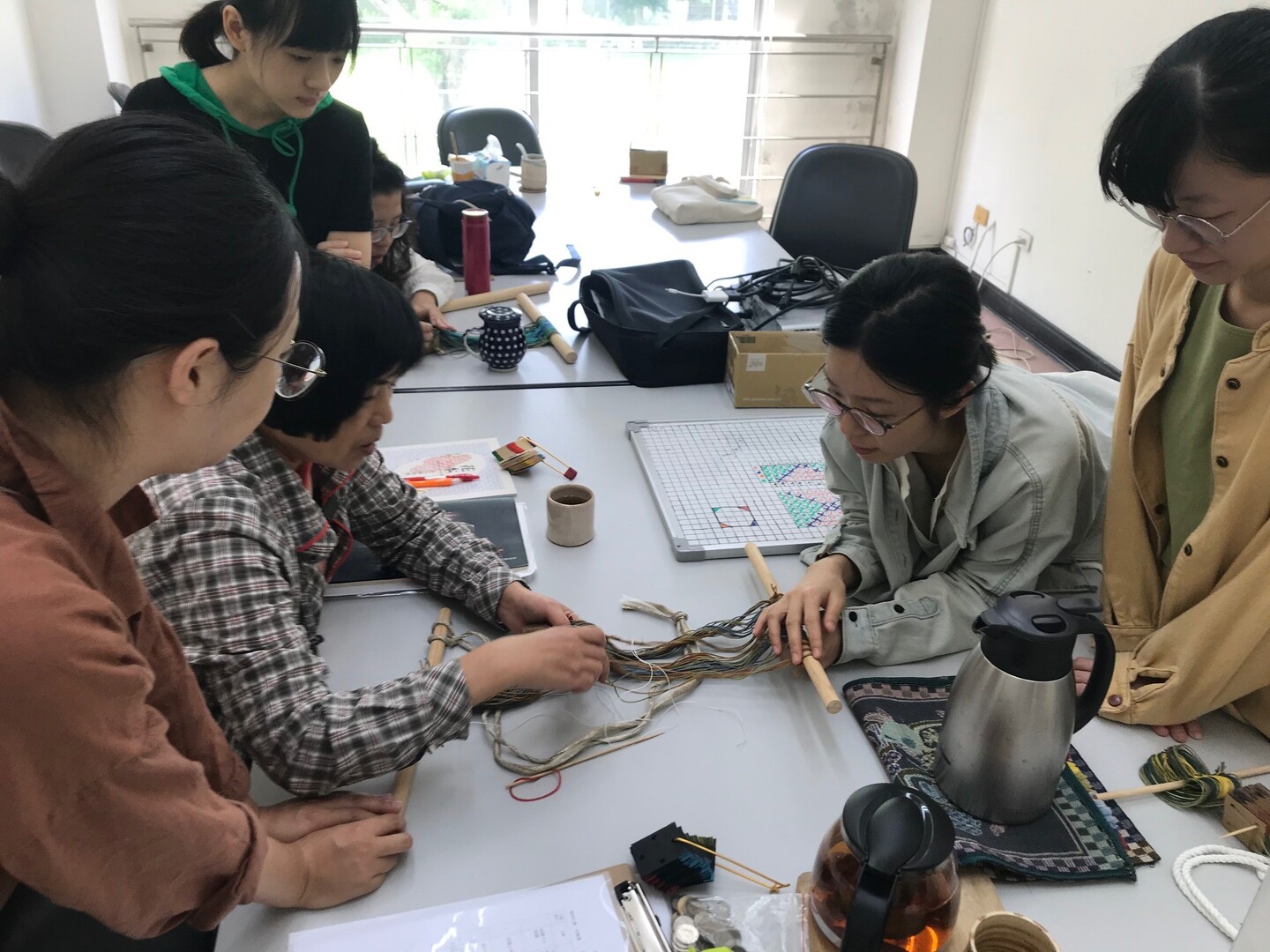 蔡玉珊老師與我們詳細討論織作的細節