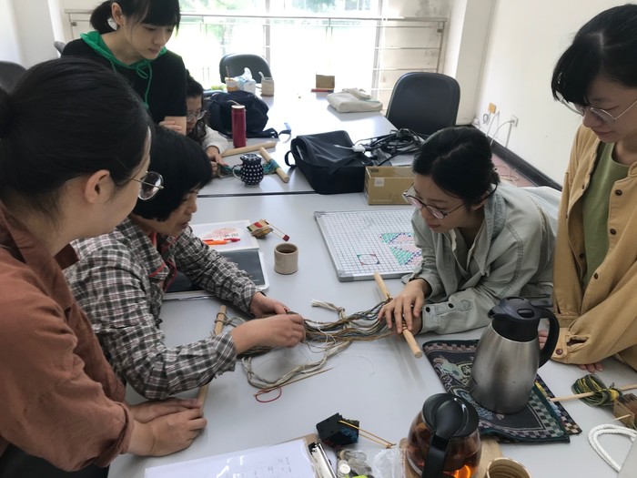 蔡玉珊老師與我們詳細討論織作的細節