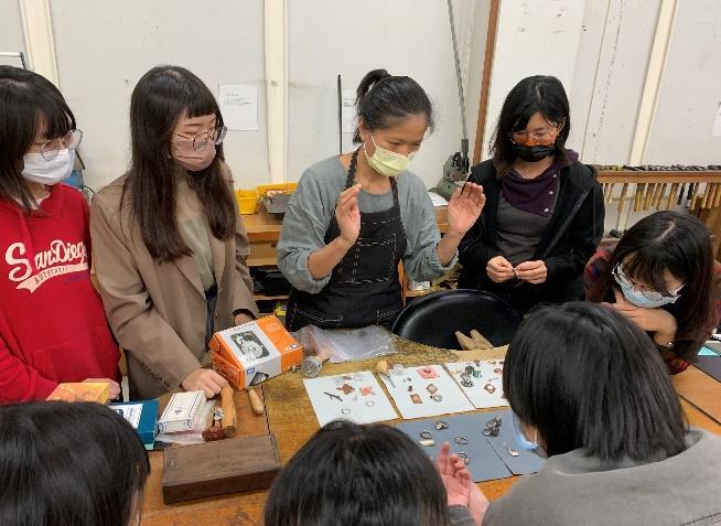 B-2（工作坊-視覺學院）：材質系－金工接力工作坊－寶石鑲嵌、冷接別針、展示燈光