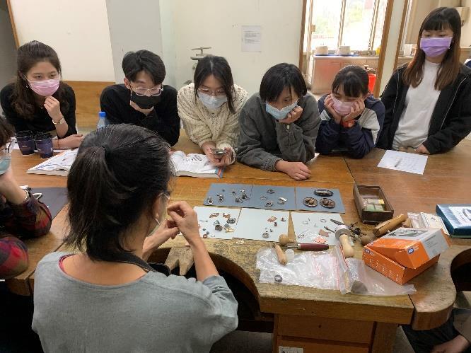 B-2（工作坊-視覺學院）：材質系－金工接力工作坊－寶石鑲嵌、冷接別針、展示燈光