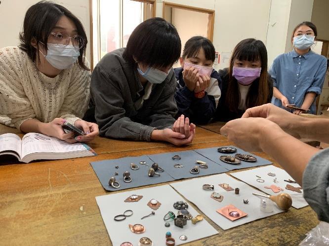 B-2（工作坊-視覺學院）：材質系－金工接力工作坊－寶石鑲嵌、冷接別針、展示燈光