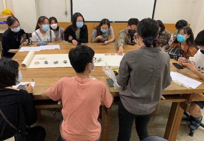 B-2（工作坊-視覺學院）：材質系－金工接力工作坊－寶石鑲嵌、冷接別針、展示燈光