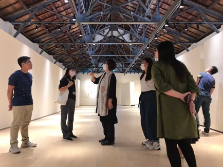 於嘉美館參訪，館員解說建築風格與特色