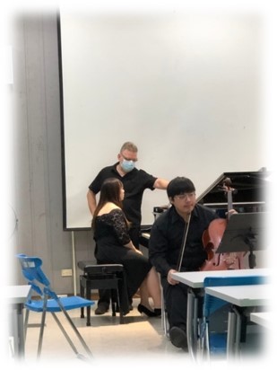 古今奇老師為鋼琴學生講解 演奏蕭邦曲目的彈奏法