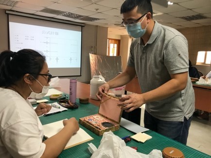 帶領學員分辨藏品形制，並討論最適合的保固方式