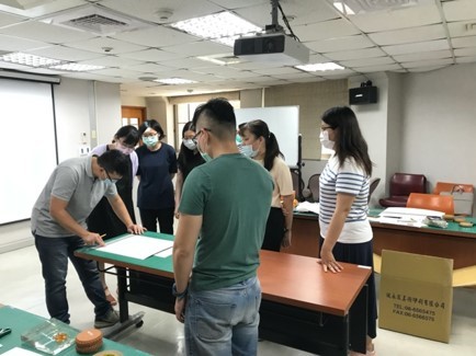 汪仕麒經理示範如何裁切紙盒時可使用的技巧，提高作業效率及精準