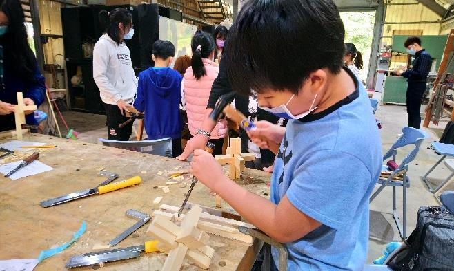 J：提升藝術影響力與文化價值創新(材創系：魯班榫工作坊)